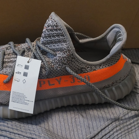 Tennis shoes main image 4